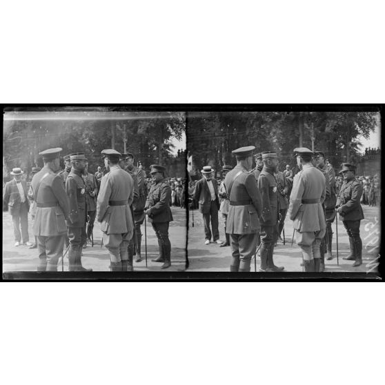 Châlons-sur-Marne (Marne). Revue des troupes américaines par le général Gouraud. Le général Gouraud, officiers d'état-major et officiers américains. [légende d'origine]