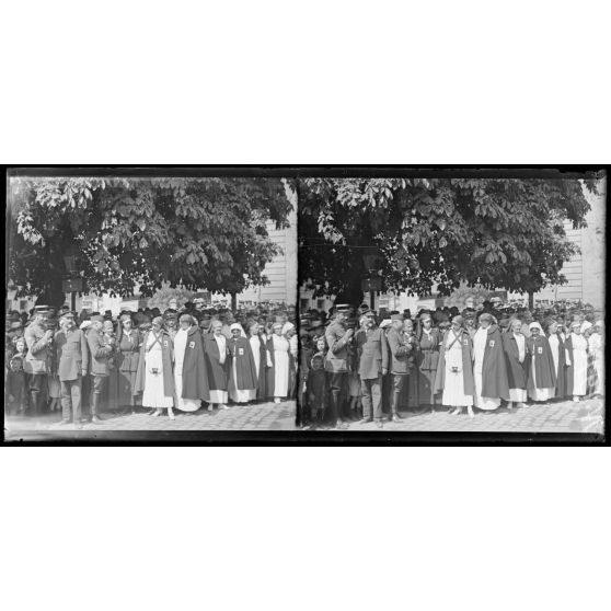 Châlons-sur-Marne (Marne). Revue des troupes américaines par le général Gouraud. Infirmières assistant à la revue. [légende d'origine]