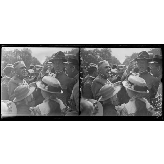 Châlons-sur-Marne (Marne). Revue des troupes américaines par le général Gouraud. Officiers américains après la revue. [légende d'origine]