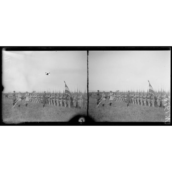 Gravelines (Marne). Revue de la 163e division par le général Gouraud. Le général salue le drapeau du 415e. [légende d'origine]