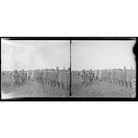 Gravelines (Marne). Revue de la 163e division par le général Gouraud. Le général Gouraud passe devant la section sanitaire anglaise. [légende d'origine]