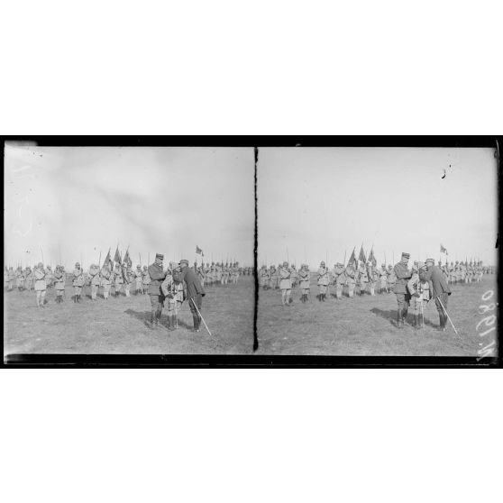 Gravelines (Marne). Revue de la 163e division par le général Gouraud. Le colonel Rozière du 142e fait commandeur de la légion d'honneur. [légende d'origine]