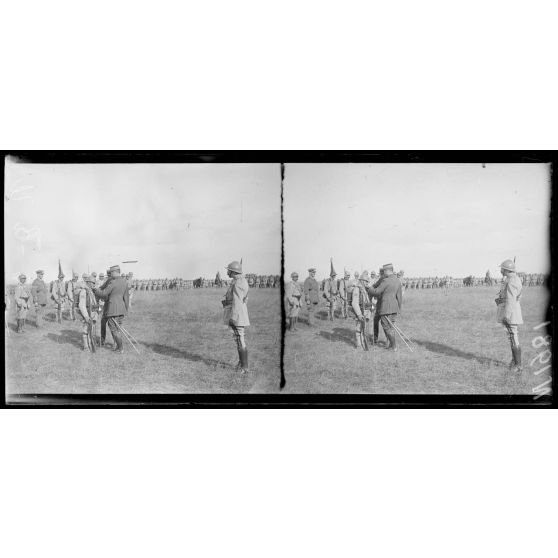 Gravelines (Marne). Revue de la 163e division par le général Gouraud. Le général Gouraud remet des médailles militaires. [légende d'origine]