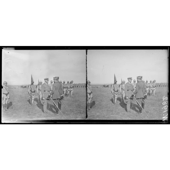 Gravelines (Marne). Revue de la 163e division par le général Gouraud. Le général Gouraud remet la Croix de Guerre au chef de la section sanitaire anglaise. [légende d'origine]