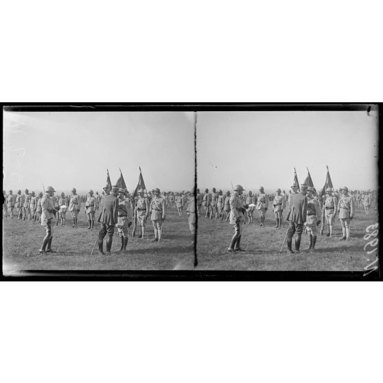 Gravelines (Marne). Revue de la 163e division par le général Gouraud. Le général Gouraud remet des décorations. [légende d'origine]