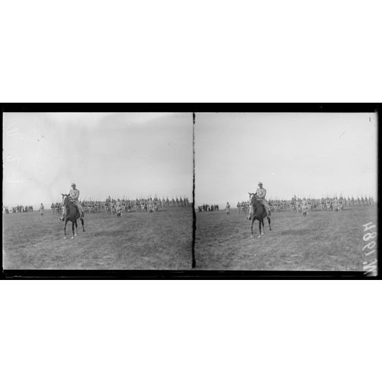 Gravelines (Marne). Revue de la 163e division par le général Gouraud. Le défilé. [légende d'origine]