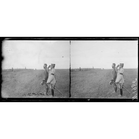 Gravelines (Marne). Revue de la 163e division par le général Gouraud. Le général Gouraud et un général. [légende d'origine]