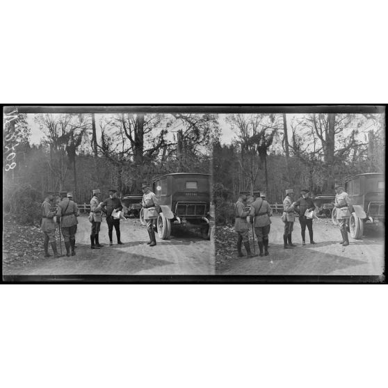 Villers-Cotterêts (Aisne). Visite du Président de la République. Le Président à l'entrée de la forêt. [légende d'origine]