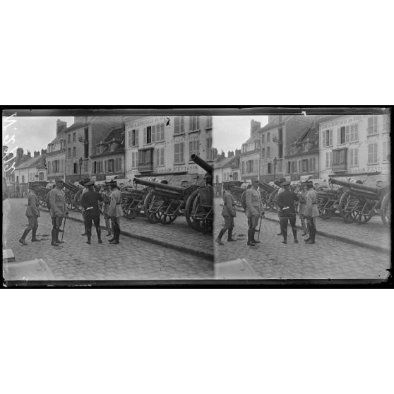 Villers-Cotterêts (Aisne). Visite du Président de la République. Le Président et les généraux Pétain et Mangin devant les canons pris aux allemands. [légende d'origine]