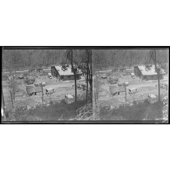 Longpont (Aisne). La gare, camions de ravitaillement. [légende d'origine]