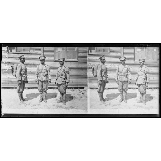 Marseille.  Au cantonnement des troupes siamoises. Types de sous-officiers et de soldats. [légende d'origine]