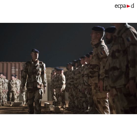 Le lieutenant-colonel Vincent Monfrin du 6e régiment du matériel (RMAT) passe les troupes en revue à Gao, au Mali.