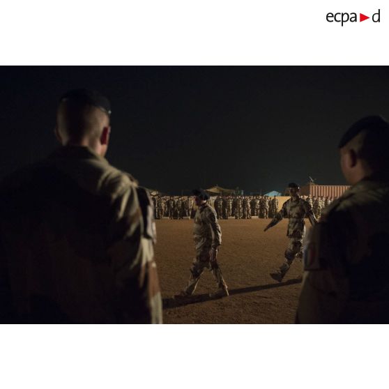 Le colonel Alain Didier passe les troupes en revue aux côtés du lieutenant-colonel Vincent Monfrin du 6e régiment du matériel (RMAT) à Gao, au Mali.