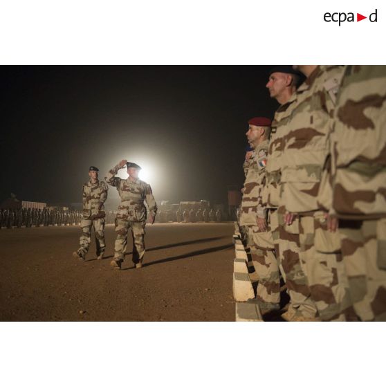 Le colonel Alain Didier passe les troupes en revue aux côtés du lieutenant-colonel Vincent Monfrin du 6e régiment du matériel (RMAT) à Gao, au Mali.