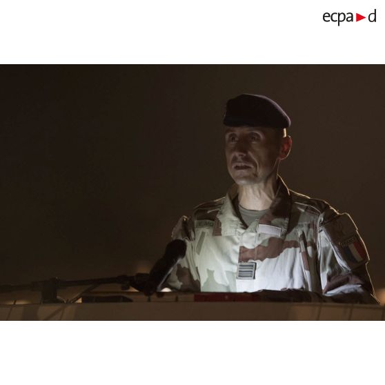 Le lieutenant-colonel Vincent Monfrin du 6e régiment du matériel (RMAT) lit l'ordre du jour d'une cérémonie à Gao, au Mali.