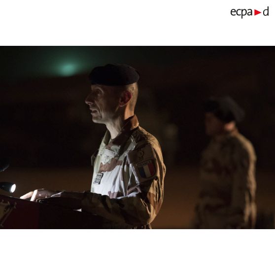 Le lieutenant-colonel Vincent Monfrin du 6e régiment du matériel (RMAT) lit l'ordre du jour d'une cérémonie à Gao, au Mali.
