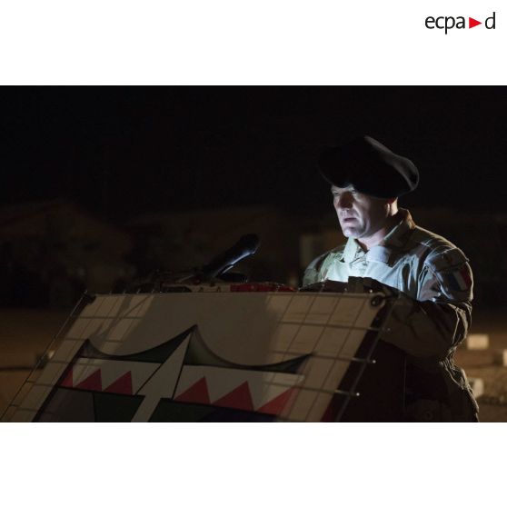 Le colonel Alain Didier prononce un discours pour une cérémonie à Gao, au Mali.