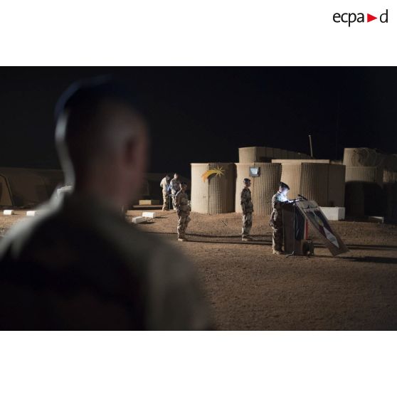 Le colonel Alain Didier prononce un discours pour une cérémonie à Gao, au Mali.