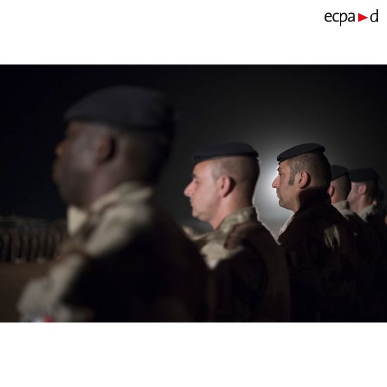 Rassemblement des soldats du 6e régiment du matériel (RMAT) pour une cérémonie à Gao, au Mali.