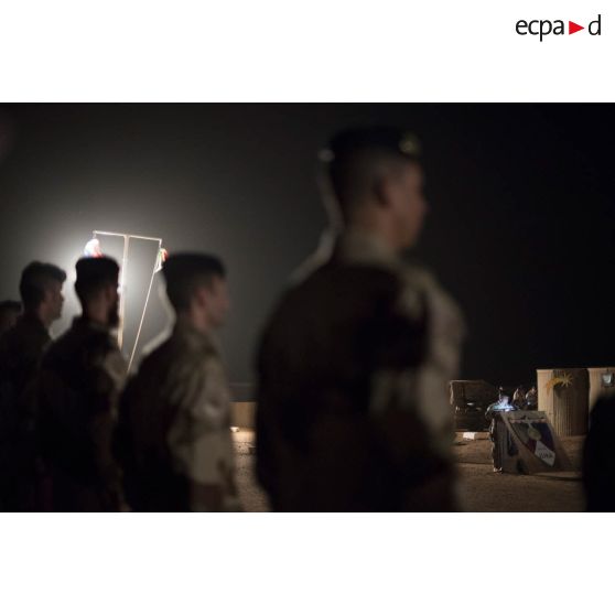 Le colonel Alain Didier prononce un discours pour une cérémonie à Gao, au Mali.