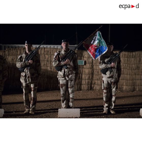 Rassemblement de la garde au drapeau du groupement tactique désert logistique El Parras pour une cérémonie à Gao, au Mali.
