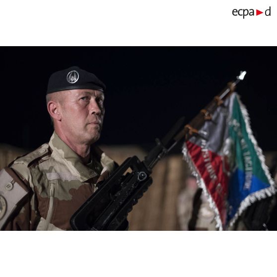 Portrait du porte-drapeau du groupement tactique désert logistique El Parras pour une cérémonie à Gao, au Mali.