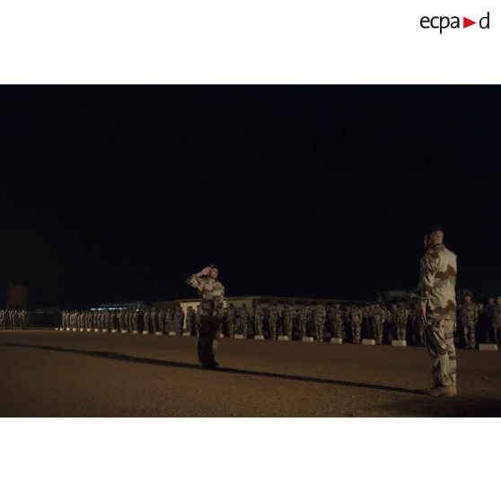 Le colonel Thierry Crépin du 503e régiment du train (RT) salue son adjoint à la tête du groupement logistique El Parras à Gao, au Mali.