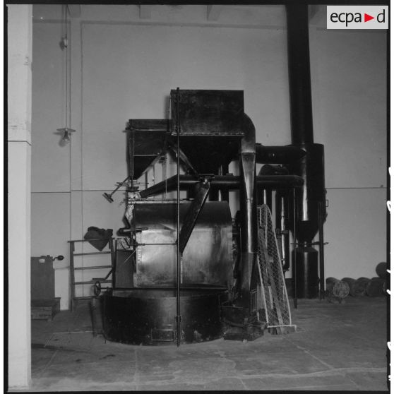 Vue d'une machine servant vraisemblablement à la torréfaction du café, à Maison-Carrée.
