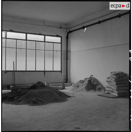 Ciment et matériaux de maçonnerie au service de l'intendance de Maison-Carrée..