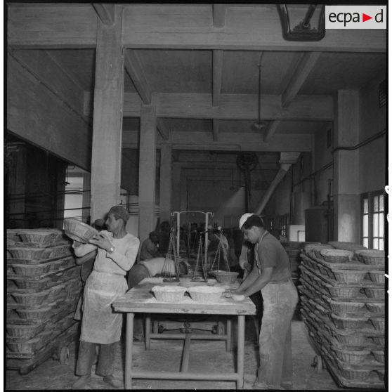 Préparation de la pâte à pain au service de l'intendance de Maison-Carrée.