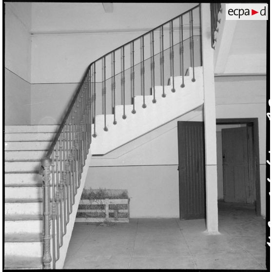 Escalier à l'intérieur des locaux du service de l'intendance à Maison-Carrée.