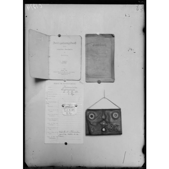 Paris. École de guerre. Un livre de solde et un livre de cantiques allemandes. La fiche d'un capitaine allemand tué avec sa plaque d'identité. [légende d'origine]