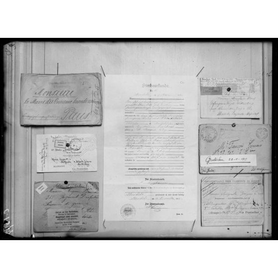 Paris. École de guerre. Acte de décès en allemand d'un prisonnier français. Enveloppe contenant des lettres adressées à des prisonniers français en allemand et revenues avec la mention = mort. [légende d'origine]