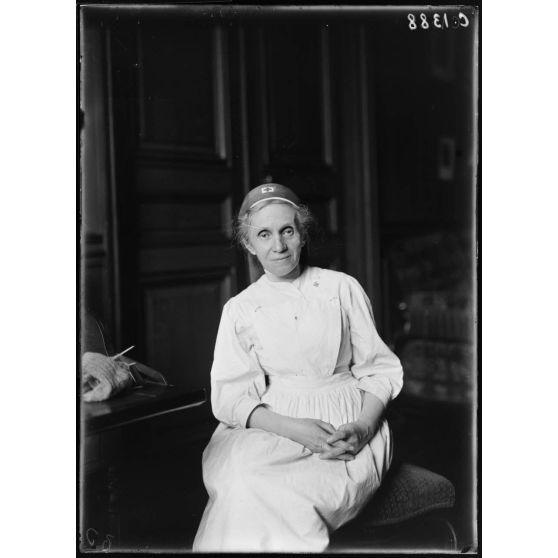 Hôpital auxiliaire 61. Fondation Thiers, avenue Bugeaud. Madame Boutroux. [légende d'origine].