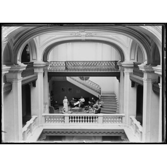 Hôpital auxiliaire 61. Fondation Thiers, avenue Bugeaud. Vue d'ensemble du Hall [légende d'origine].