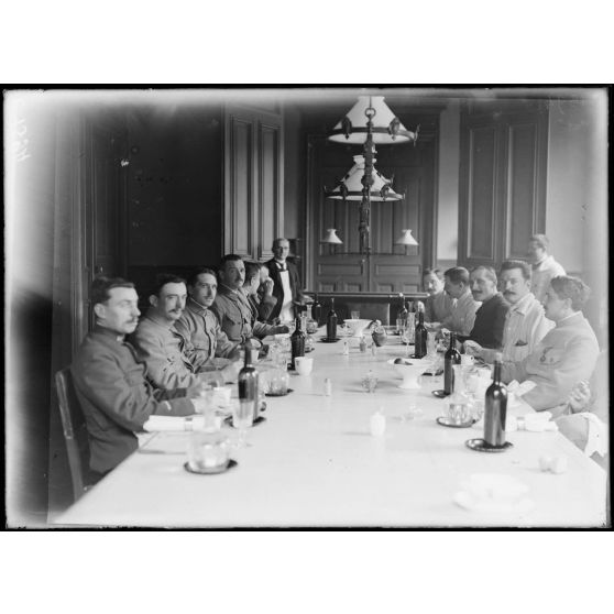 Hôpital auxiliaire n°61. Fondation Thiers, avenue Bugeaud. Le déjeuner des convalescents. [légende d'origine]