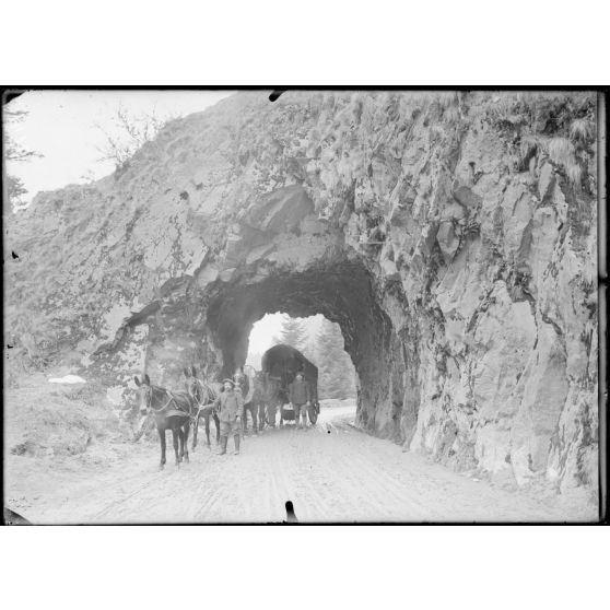 AZ589 photo circa 1930 paysage route de montagne tunnel