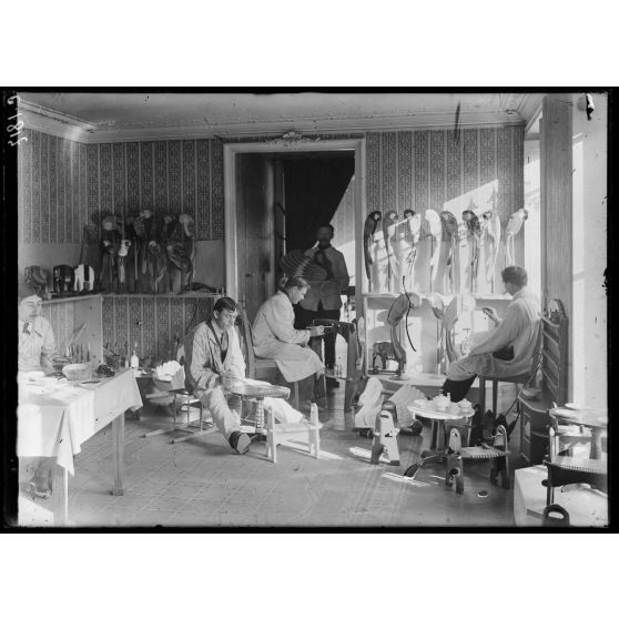 Paris. Atelier de réeducation des mutilés. Atelier du sculpteur Le Bourgeoiset du peintre Rapin. La peinture des jouets. [légende d'origine]