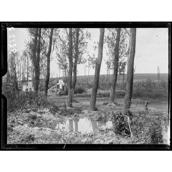 Un coin du village de Chattancourt, Meuse. Au fond, les pentes du Mort-Homme. [légende d'origine]