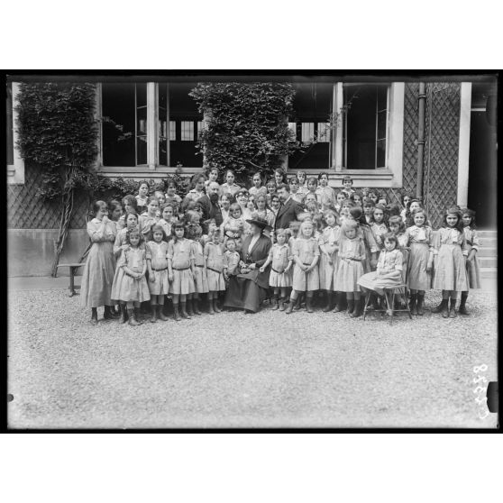 Groupe des enfants de l'orphelinat des Arts. 3 juillet 1916. [légende d'origine]