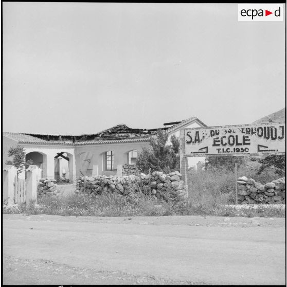 L'école de Beni Hocine détruite par des fellagas.