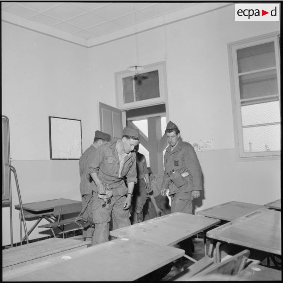 Remise en état d'une salle de classe.