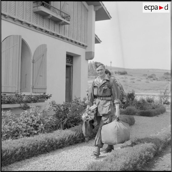 Arrivée de soldats du 20e régiment de dragons (RD) à l'école de Beni Hocine.