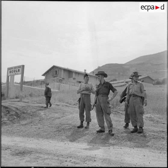 Des soldats du 20e régiment de dragons (RD) devant l'école de Beni Hocine.