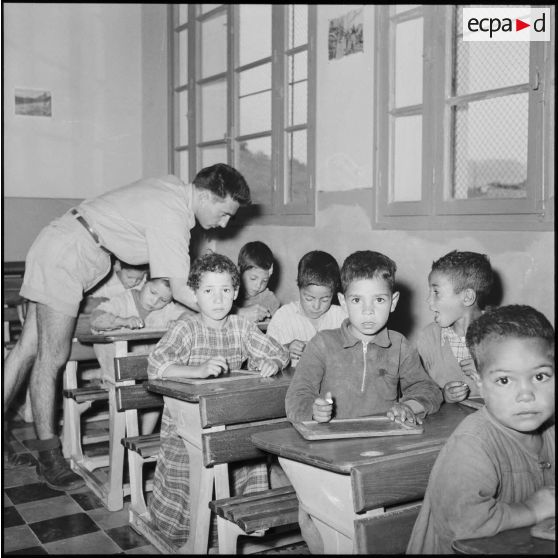 L'instituteur et ses élèves à Beni Hocine.