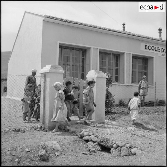 Sortie de l'école à Beni Hocine.