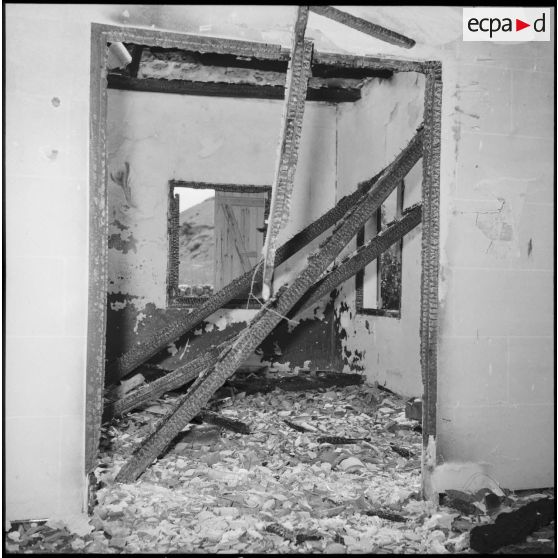 L'intérieur de l'école ravagé par un incendie.