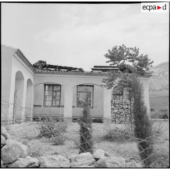 L'école de Beni Hocine détruite par des fellagas.