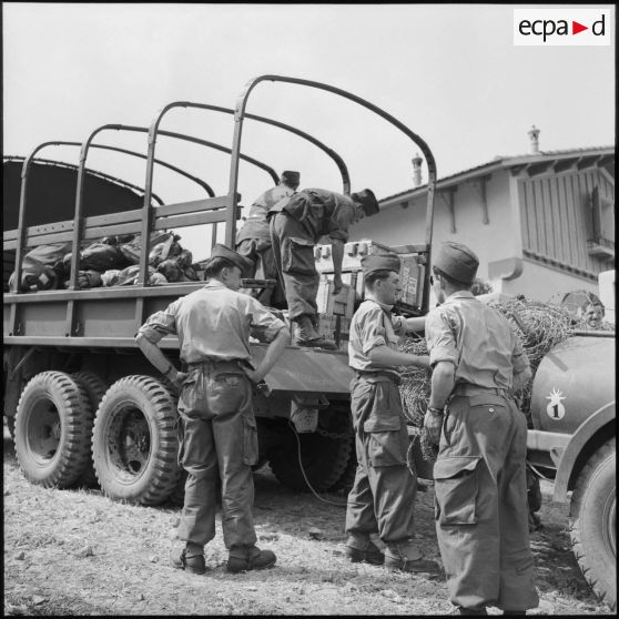 Débarquement de fil de fer barbelé.