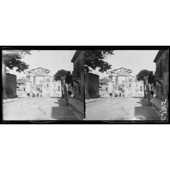 Athènes. Le temple d'Adrien. [légende d'origine]